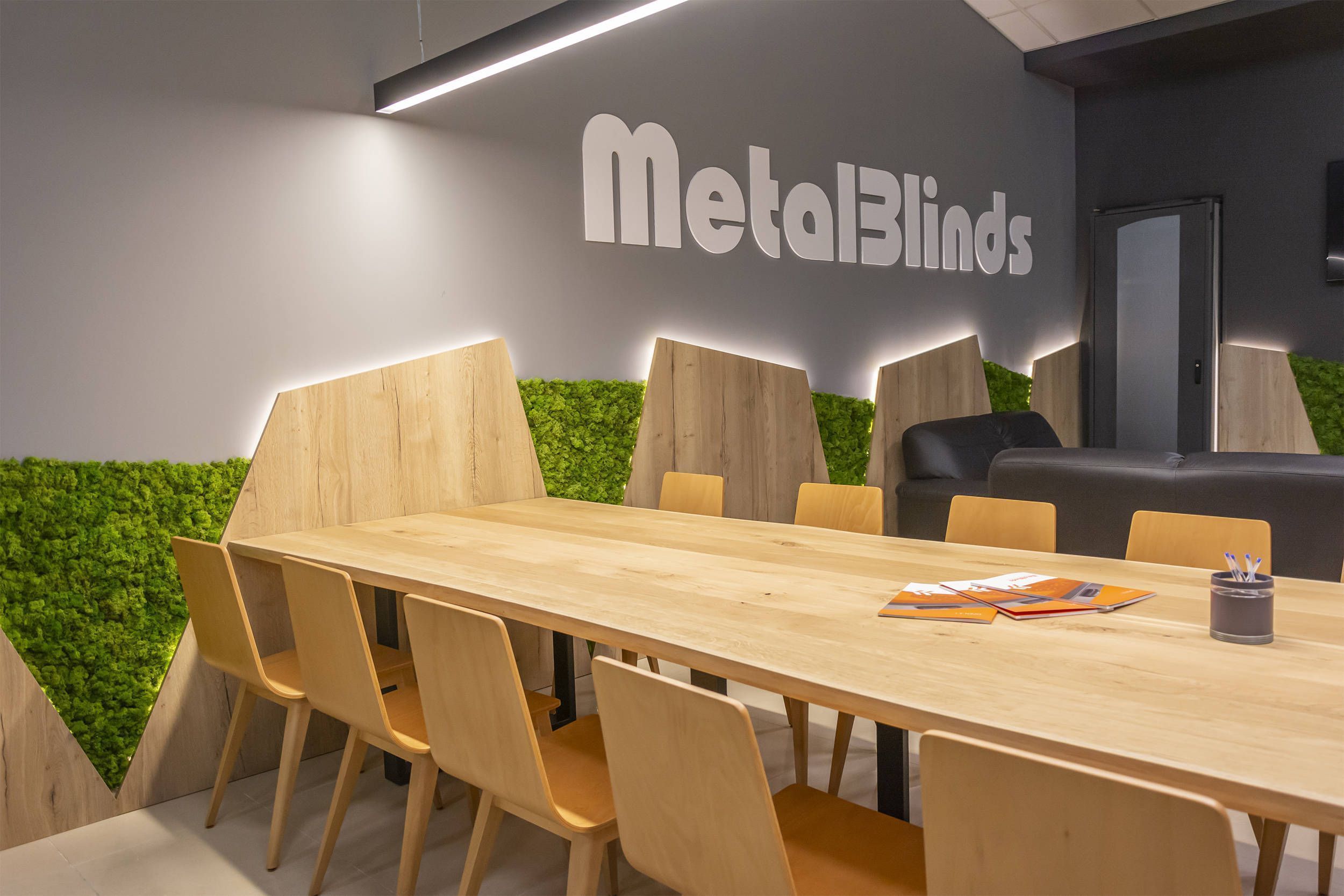 Vanssen - Oficinas Metalblinds, Mesa de reunión personalizada - Proyectos de interiorismo, mobiliario de madera maciza personalizados