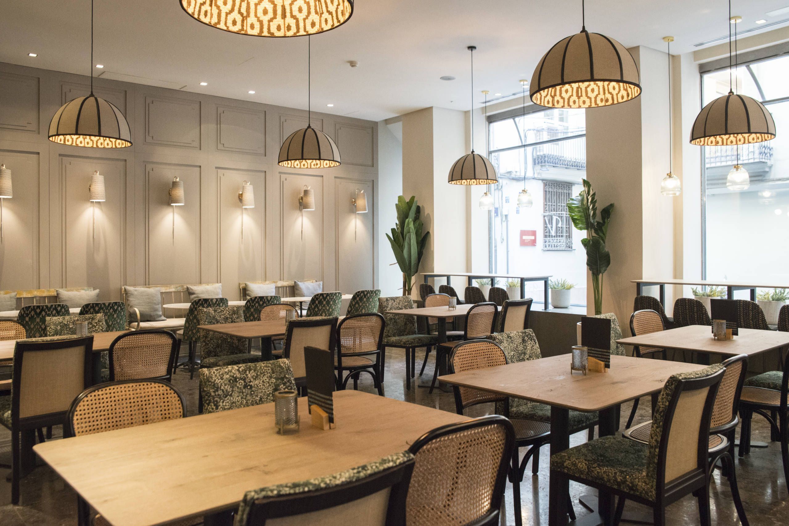 Vanssen - Restaurante Hotel Vincci Palace - Proyectos de interiorismo, mobiliario de madera maciza personalizados